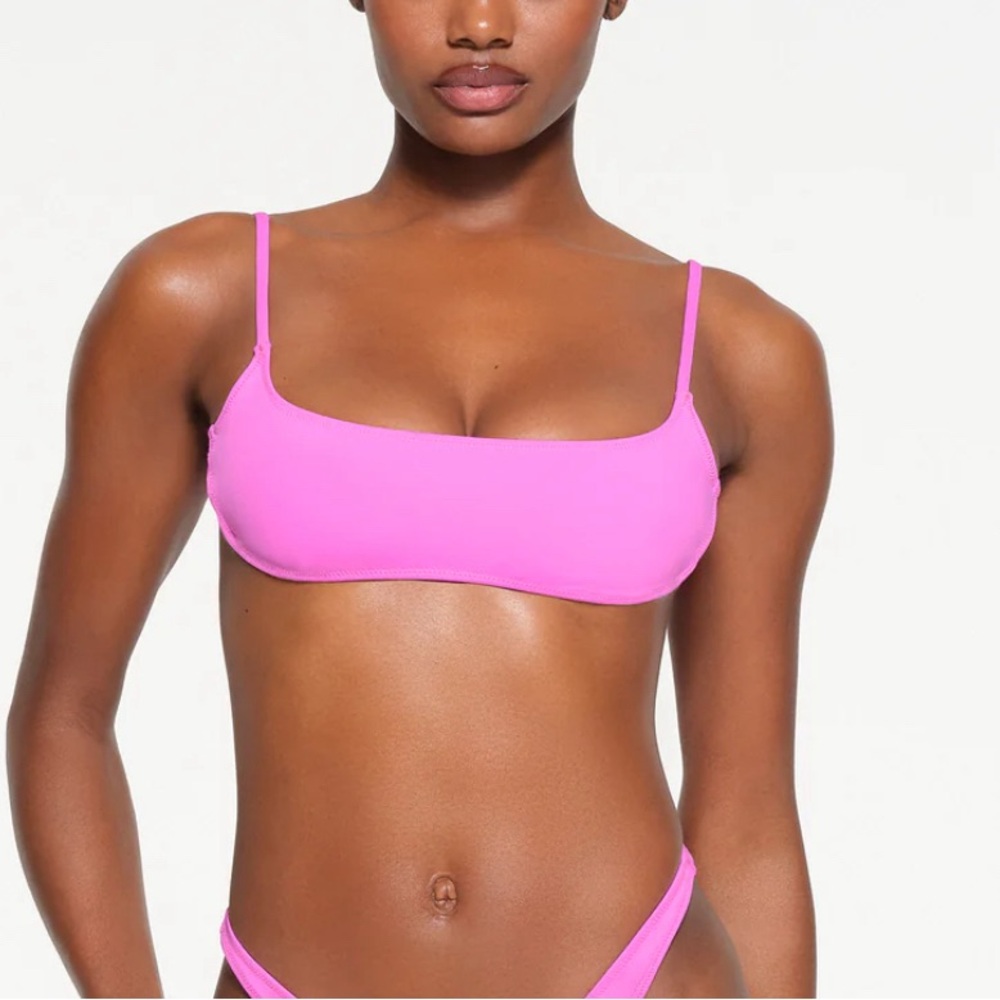 NWT SKIMS MICRO SCOOP BIKINI TOP in Taffy